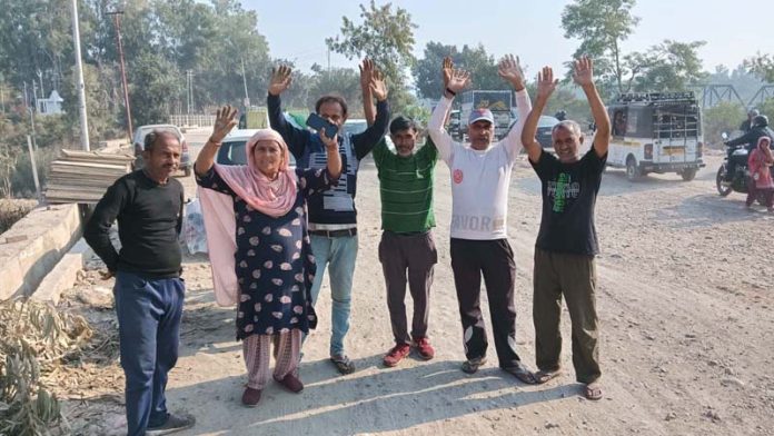 People protest near steel bridge in Akhnoor against PWD, Administration.