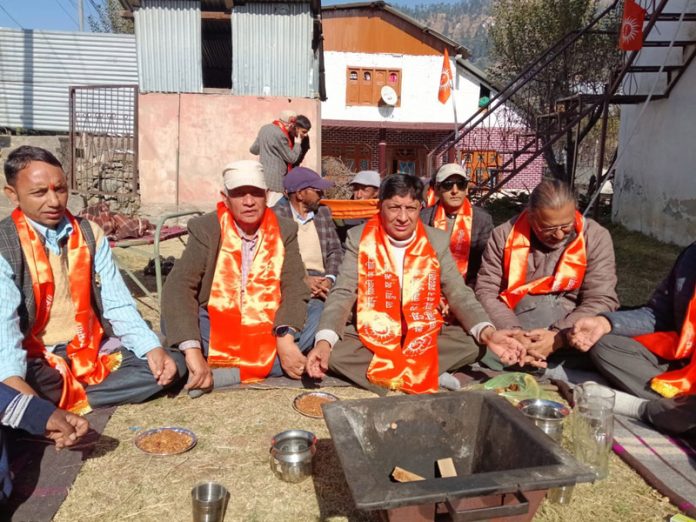Devotees performing Hawan at Arya Samaj Bhaderwah. Devotees performing Hawan at Arya Samaj Bhaderwah.