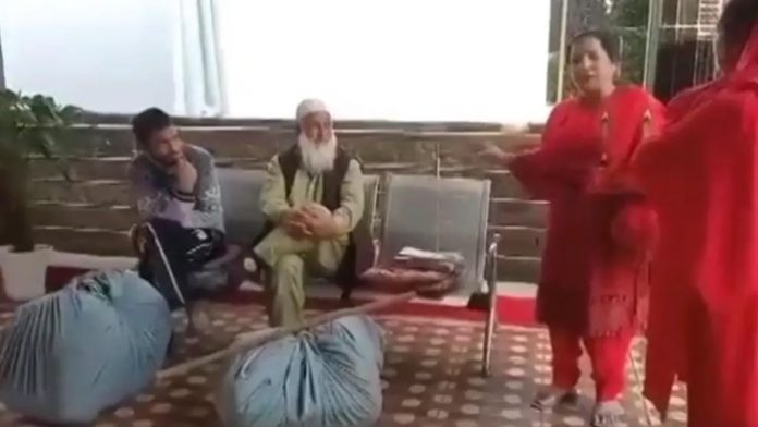 Woman Apologies For Bullying Kashmiri Shawl Sellers Woman Apologies For Bullying Kashmiri Shawl Sellers