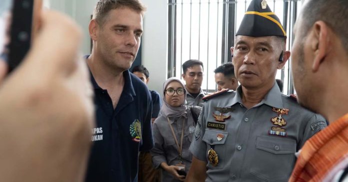 5 heroin traffickers return to Australia after almost 20 years in Indonesian prisons 5 heroin traffickers return to Australia after almost 20 years in Indonesian prisons