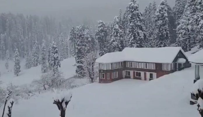 Kashmir's Gulmarg, Pahalgam Reel Under Subzero Temperatures Kashmir's Gulmarg, Pahalgam Reel Under Subzero Temperatures