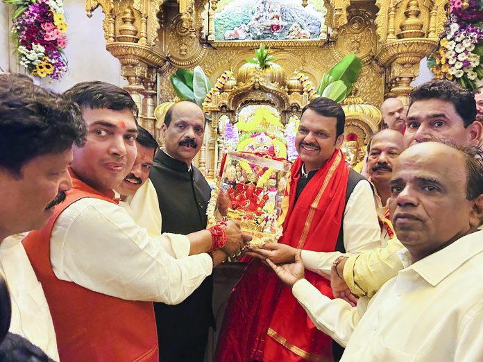 Devendra Fadnavis at Siddhivinayak temple