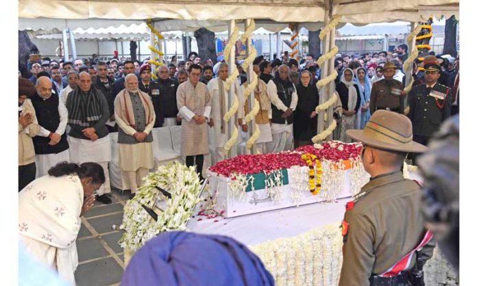 President Droupadi Murmu pays last respects to former Prime Minister Dr Manmohan Singh at Nigam Bodh Ghat in New Delhi on Saturday. (UNI) President Droupadi Murmu pays last respects to former Prime Minister Dr Manmohan Singh at Nigam Bodh Ghat in New Delhi on Saturday. (UNI)
