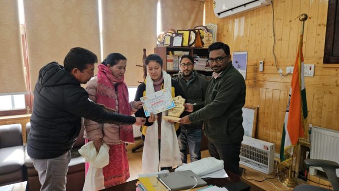 DC Kargil Shrikant Suse giving cash award to Bronze Medallist Rinchen Youdol. DC Kargil Shrikant Suse giving cash award to Bronze Medallist Rinchen Youdol.