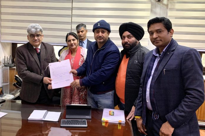 SKUAST-Jammu employees submitting memorandum to Chief Secretary Atal Dulloo. SKUAST-Jammu employees submitting memorandum to Chief Secretary Atal Dulloo.