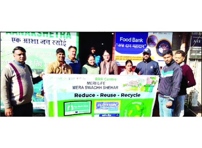 Dr. Divya Sharma, IEC Head, JMC along with members of Gracious Givers posing with banner.