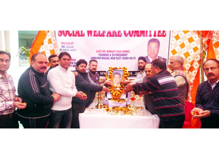 Members of Social Welfare Committee Jawahar Nagar, New Plot and others paying tribute to Lt. Mangat Ram in Jammu on Sunday. Members of Social Welfare Committee Jawahar Nagar, New Plot and others paying tribute to Lt. Mangat Ram in Jammu on Sunday.