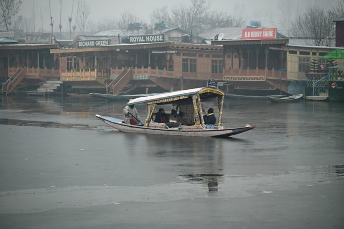 Cold wave grips Srinagar as minimum temperature plunges to -6.2ºC, causing part of Dal lake to freeze on Friday. — Excelsior/Shakeel