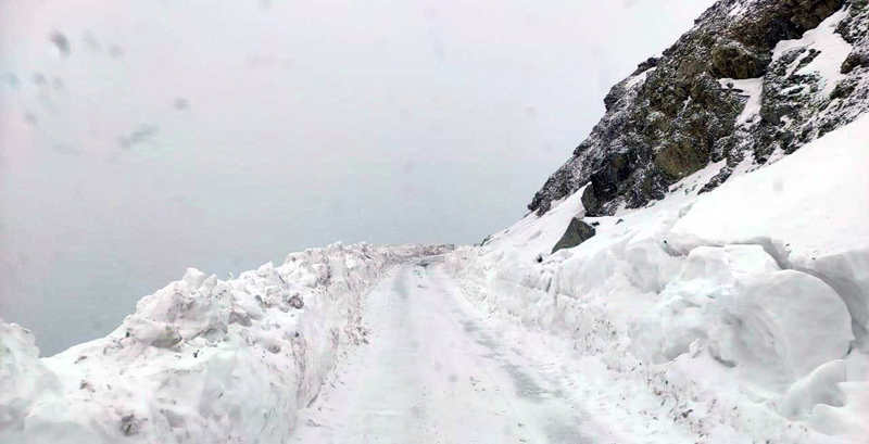 Fresh snowfall at Sinthan Top in Kishtwar district on Friday.—Excelsior/Tilak Raj