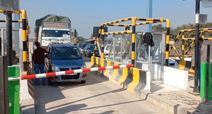 A vehicle passing through Ring Road Toll Plaza before suspension of toll colletion. A vehicle passing through Ring Road Toll Plaza before suspension of toll colletion.