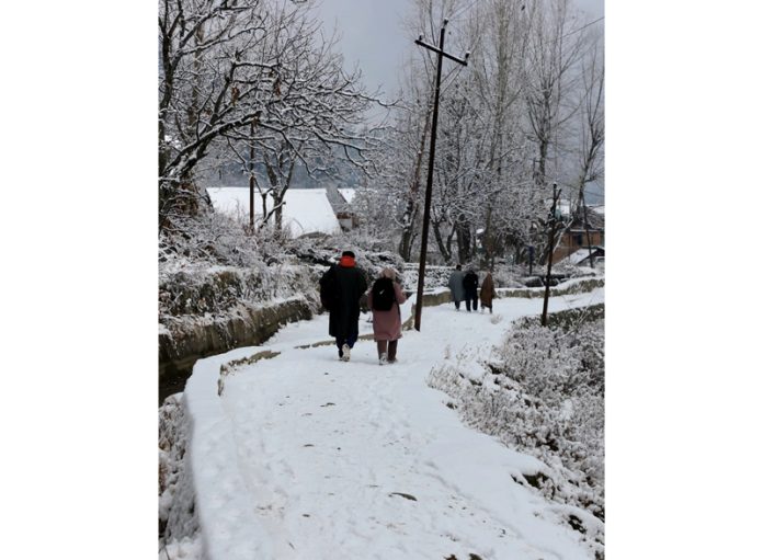 Season’s first snowfall in Tangmarg area of Baramulla district. — Excelsior/Aabid Nabi