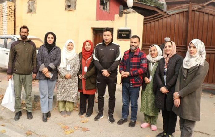 DC Srinagar, Dr. Bilal Mohi-Ud-Din Bhat posing along with Divyang Women's Cricket Team at Srinagar. DC Srinagar, Dr. Bilal Mohi-Ud-Din Bhat posing along with Divyang Women's Cricket Team at Srinagar.