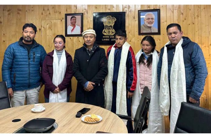 Athletes Diskit Angmo and Iftikar Hussain posing along with dignitaries.
