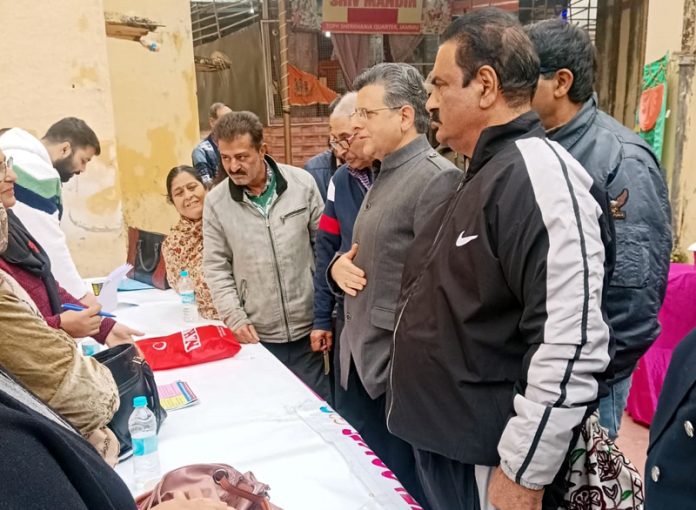 Relief and Rehabilitation Commissioner, Dr Arvind Karwani interacting with migrants during an outreach programme at Tope Sherkhania.