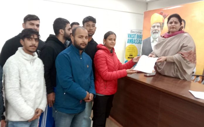 Priya Sethi, National Executive Member BJP & former Minister receiving memorandum from meritorious sportspersons.