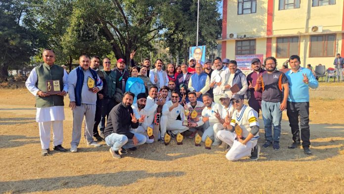Players posing along with former Deputy CM Dr. Nirmal Singh at Kathua. Players posing along with former Deputy CM Dr. Nirmal Singh at Kathua.