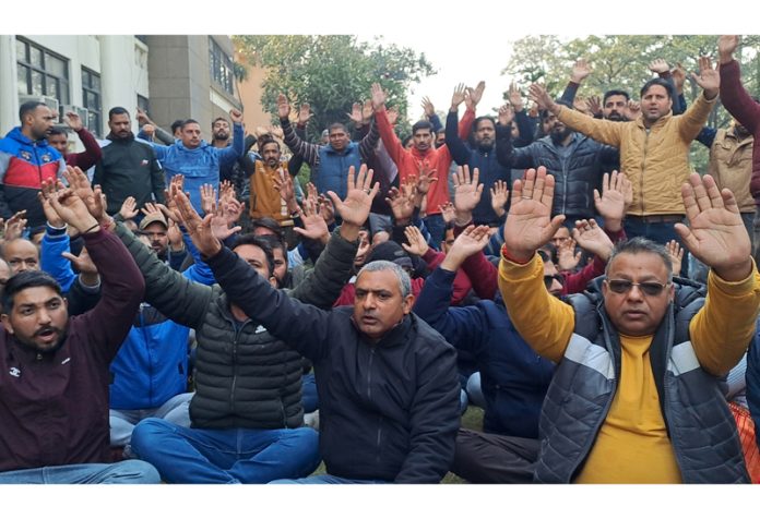 Casual labourers and daily rated workers of PW(R&B) Deptt staging protest in Jammu on Monday. — Excelsior/ Rakesh Casual labourers and daily rated workers of PW(R&B) Deptt staging protest in Jammu on Monday. — Excelsior/ Rakesh