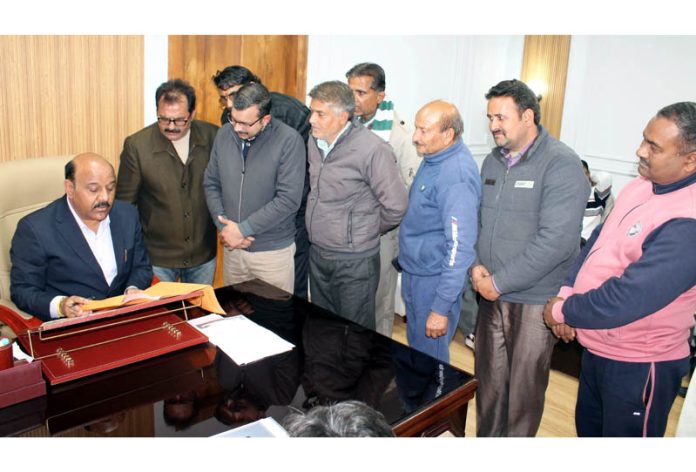 DyCM listening issues of a delegation.