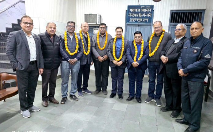 Newly elected office bearers of Aggarwal Sabha J&K posing together.