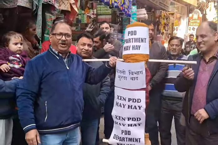 People protest against long power cuts in Rajouri. -Excelsior/Imran People protest against long power cuts in Rajouri. -Excelsior/Imran