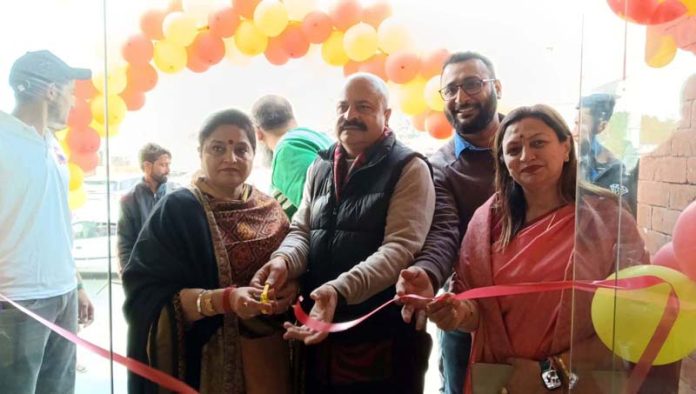 Yudhvir Sethi, Priya Sethi & Rekha Mahajan inaugurating Dara Singh’s second outlet at Kunjwani on Sunday. Yudhvir Sethi, Priya Sethi & Rekha Mahajan inaugurating Dara Singh’s second outlet at Kunjwani on Sunday.