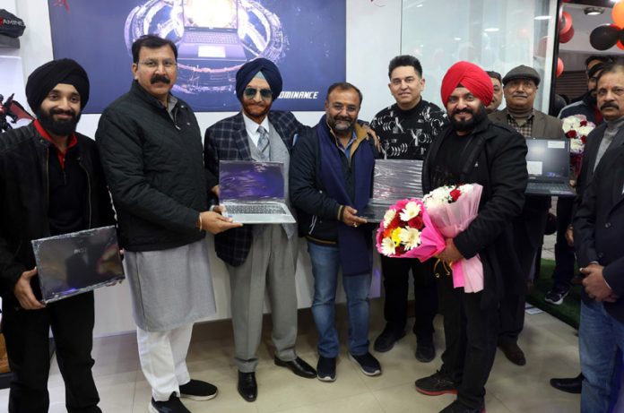 MLAs Vikram Randhawa and Arvind Gupta at MSI Store, Trikuta Nagar (Jammu) along with proprietor H S Bedi and his family. -Excelsior/Rakesh