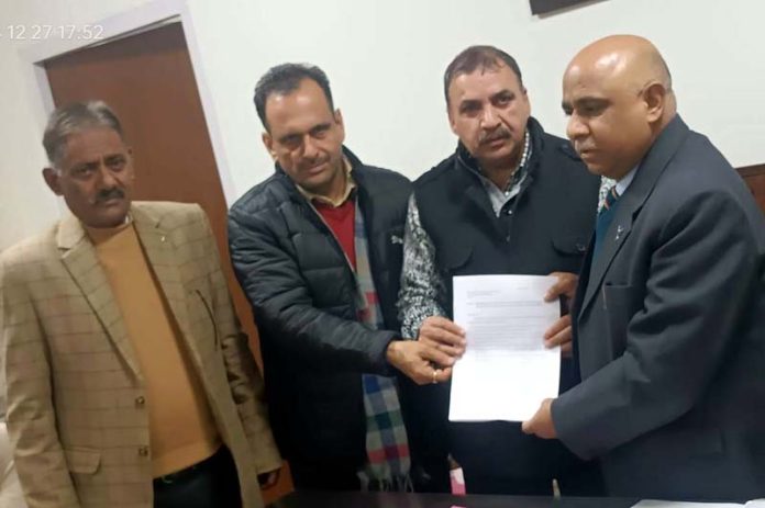 Deputation submitting memorandum to Principal Secretary School Education Department. Deputation submitting memorandum to Principal Secretary School Education Department.