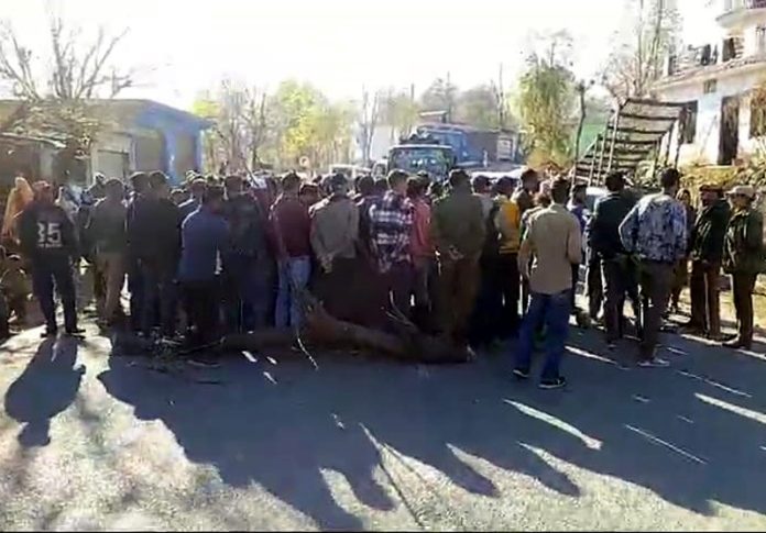 People staging protest on Rajouri-Budhal road in Draj area of Rajouri district.