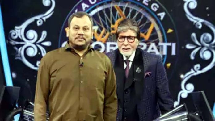 Superstar Amitabh Bachchan along with Vinay Gupta from Kathua during KBC as the show completes 25 years.