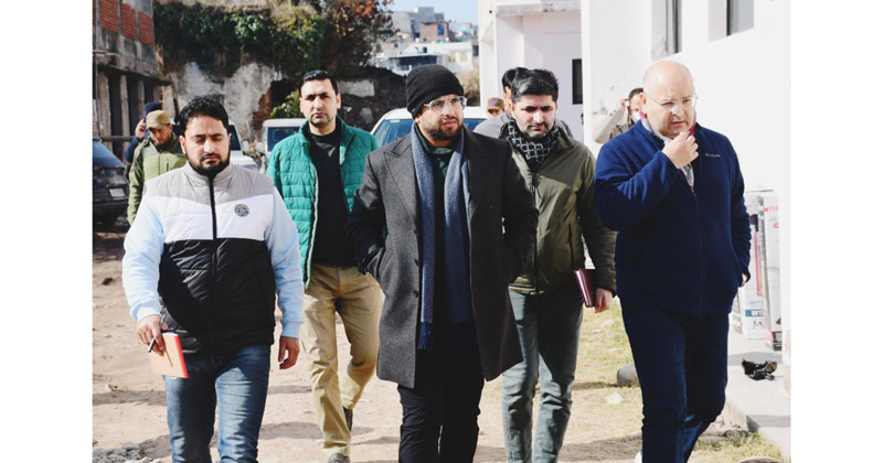 DC & Additional DC visiting quarantine centre at Nursing College in Rajouri on Thursday. -Excelsior/Imran