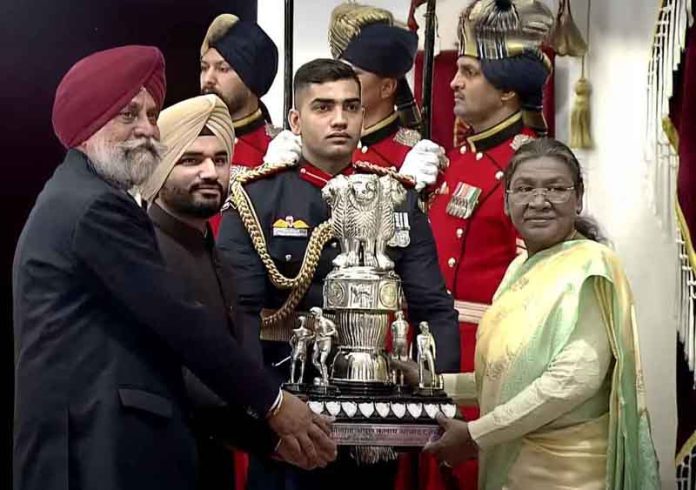 President Droupadi Murmu presenting MAKA Trophy to representatives of Chandigarh University at Rashtrapati Bhawan on Friday.