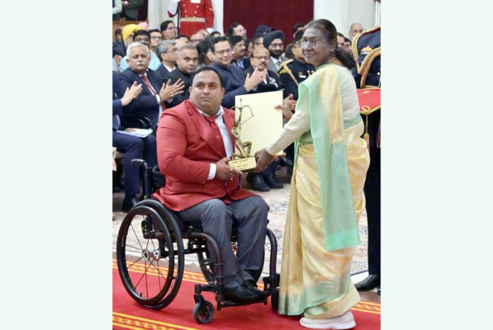 President Droupadi Murmu confers Arjuna Award, 2024 on Rakesh Kumar in recognition of his outstanding achievements in Para-Archery.