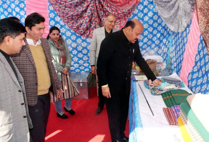 DyCM inspecting stall at 'Sale Mela of Wool, Silk Products'.