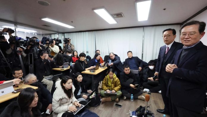 South Korean lawmakers seek independent probe as Yoon's lawyers warn detention may spark 'civil war' South Korean lawmakers seek independent probe as Yoon's lawyers warn detention may spark 'civil war'