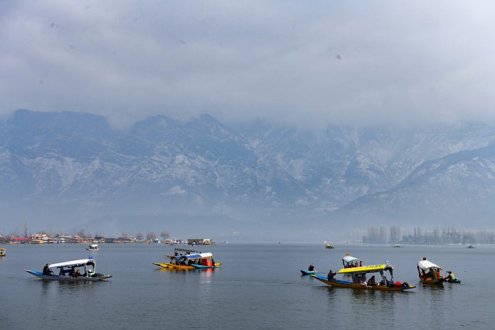 J&K Shivers As Cold Wave Intensifies, Dry Weather Forecast For Next 24 Hours
