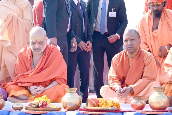 Maha Kumbh | Amit Shah Takes Dip At Sangam, Family Performs Rituals