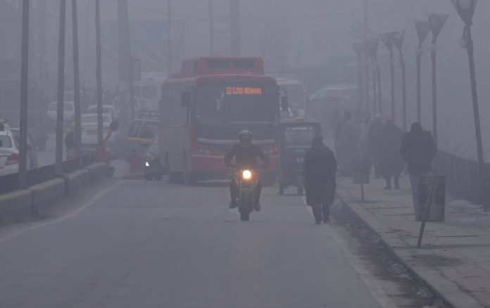 Dense fog engulfs Srinagar on Friday. — Excelsior / Shakeel