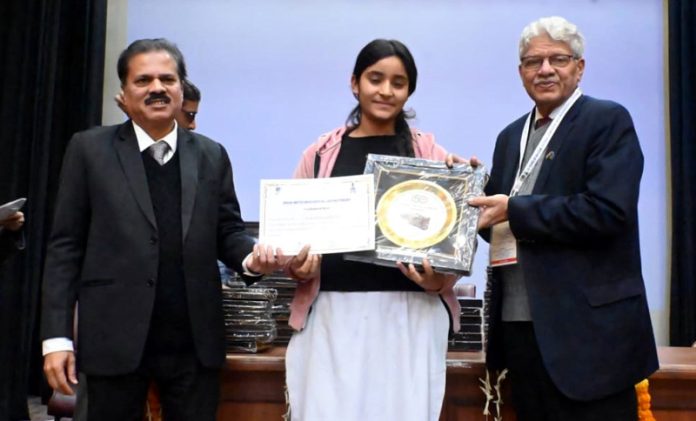 Manshika Rajput receiving award from dignitaries at New Delhi.