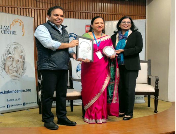 Neeta Rawal receiving the Kalam Memorial Teacher’s Award during a ceremony in New Delhi.