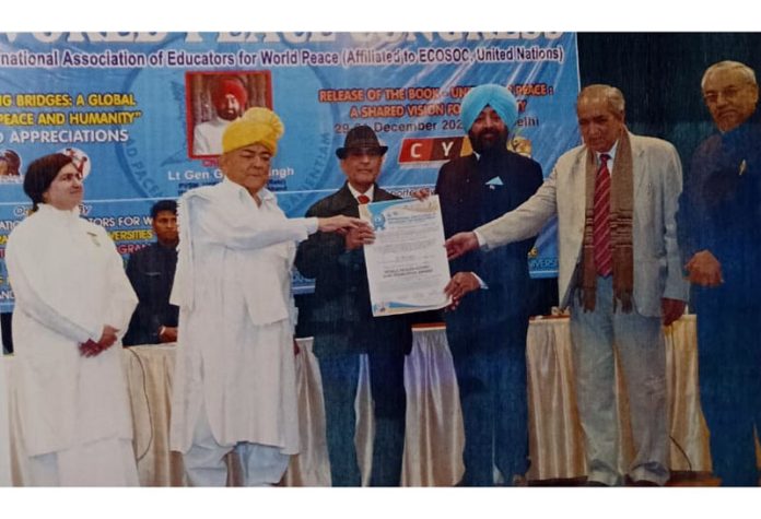 Prof (Dr) Ravi Jayee getting an award from U’khand Governor LG Gurmit Singh at the India International Centre, New Delhi.