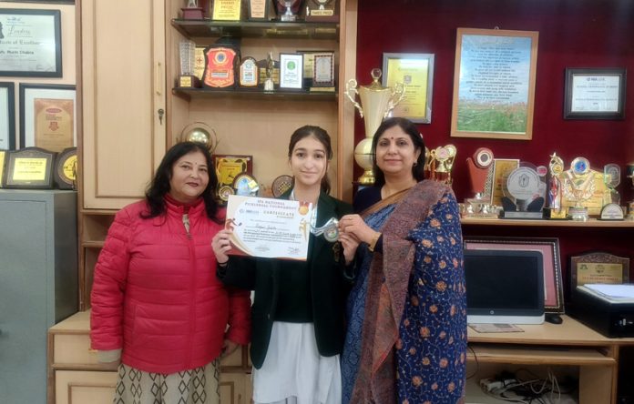 Ragini Gupta posing along with teaching faculty. Ragini Gupta posing along with teaching faculty.