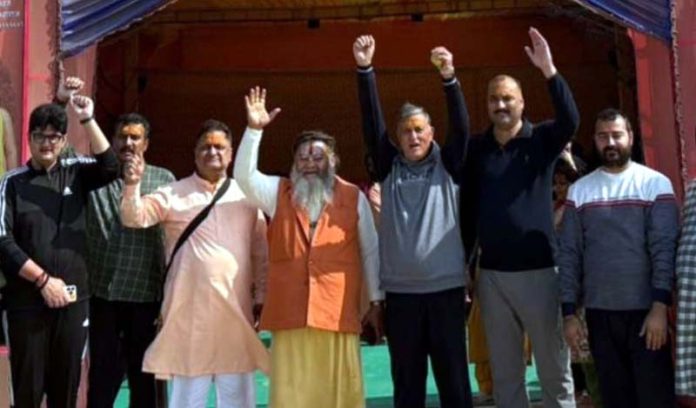 VKS convenor Kiran Wattal and other members with Mahant Rameshwar Das at Prayagraj.