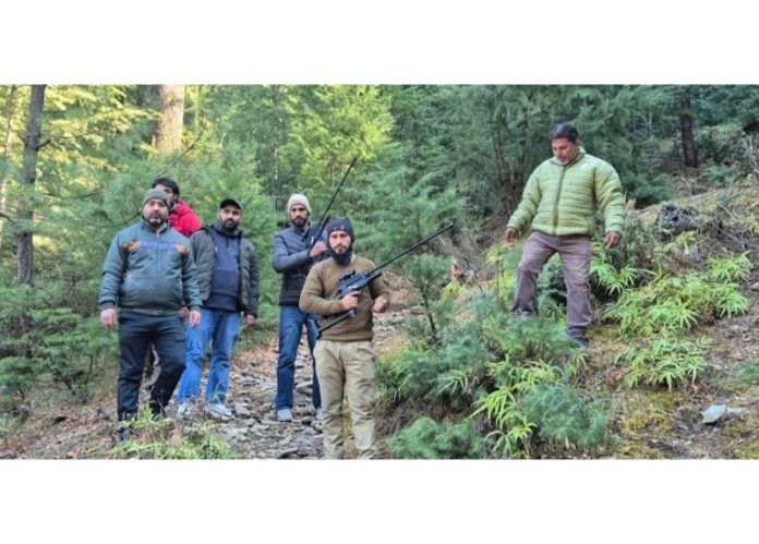 A team of Wildlife Deptt personnel on job to capture a bear in Bhaderwah on Thursday. — Excelsior/Tilak Raj A team of Wildlife Deptt personnel on job to capture a bear in Bhaderwah on Thursday. — Excelsior/Tilak Raj