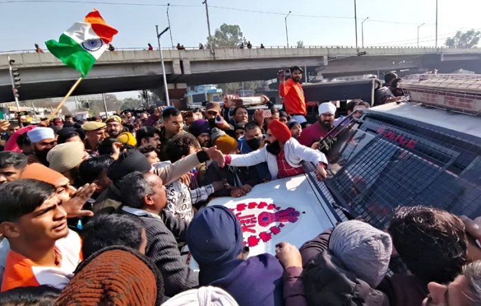 Cops stopping protest march by E-Rickshaw holders at Bikram Chowk Jammu on Friday. -Excelsior/Rakesh Cops stopping protest march by E-Rickshaw holders at Bikram Chowk Jammu on Friday. -Excelsior/Rakesh