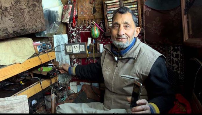 Abdul Aziz working inside his woodcarving workshop in the Fateh Kadal locality of Old City Srinagar. -Excelsior/Shahid Khazir Abdul Aziz working inside his woodcarving workshop in the Fateh Kadal locality of Old City Srinagar. -Excelsior/Shahid Khazir