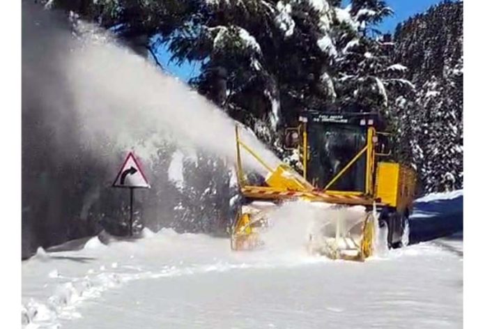 A machine clearing snow from Bhadarwah-Pathankot NH on Thursday. -Excelsior/Tilak Raj A machine clearing snow from Bhadarwah-Pathankot NH on Thursday. -Excelsior/Tilak Raj