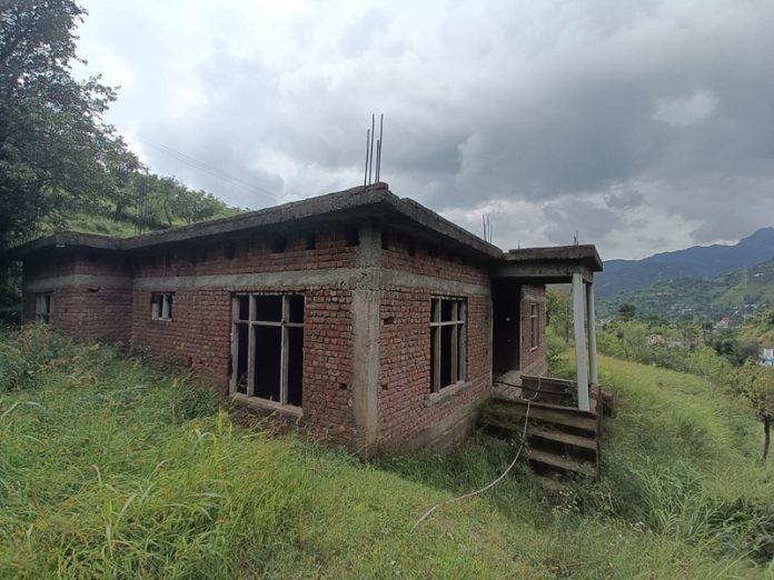 BDC office building lying in shambles at Thannamandi in Rajouri. - Excelsior/Imran BDC office building lying in shambles at Thannamandi in Rajouri. - Excelsior/Imran