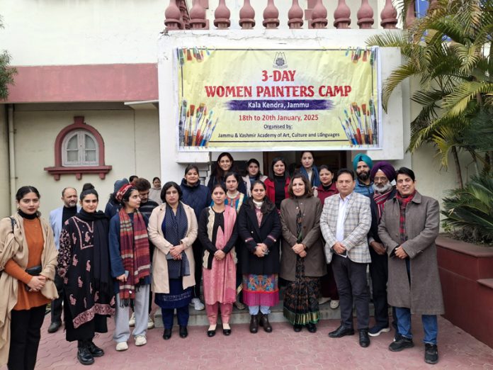 Secretary Culture posing along with women painters at Kala Kendra.