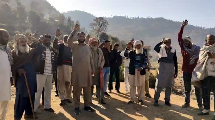 Residents of Kasbaladi village staging protest against PWD authorities in Mendhar. -Excelsior/ Rahi Kapoor.