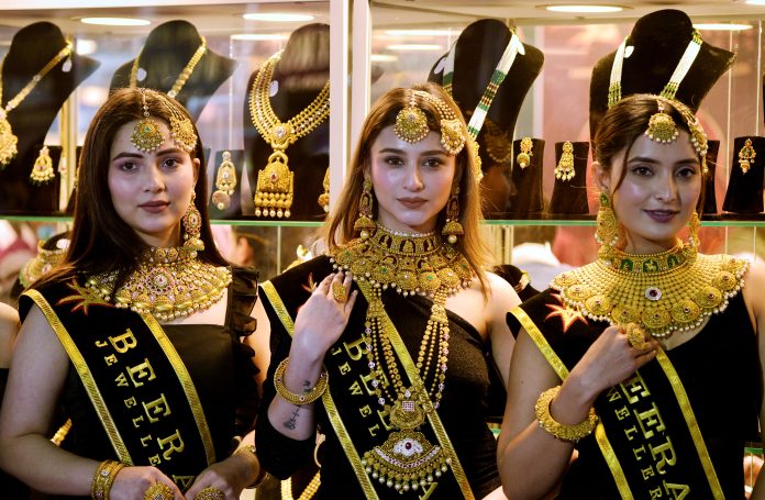 Gold Rises Rs 350 To Reclaim Rs 89,000-Mark, Nears Record High Gold Rises Rs 350 To Reclaim Rs 89,000-Mark, Nears Record High